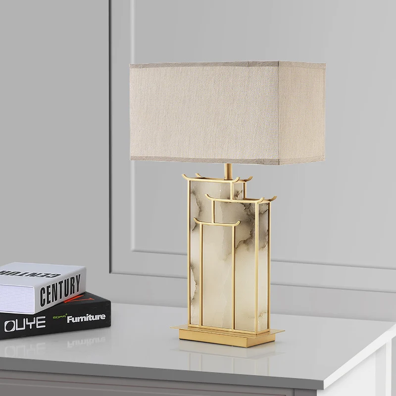 Künstlerische Tischlampe mit elegantem Marmorfuß