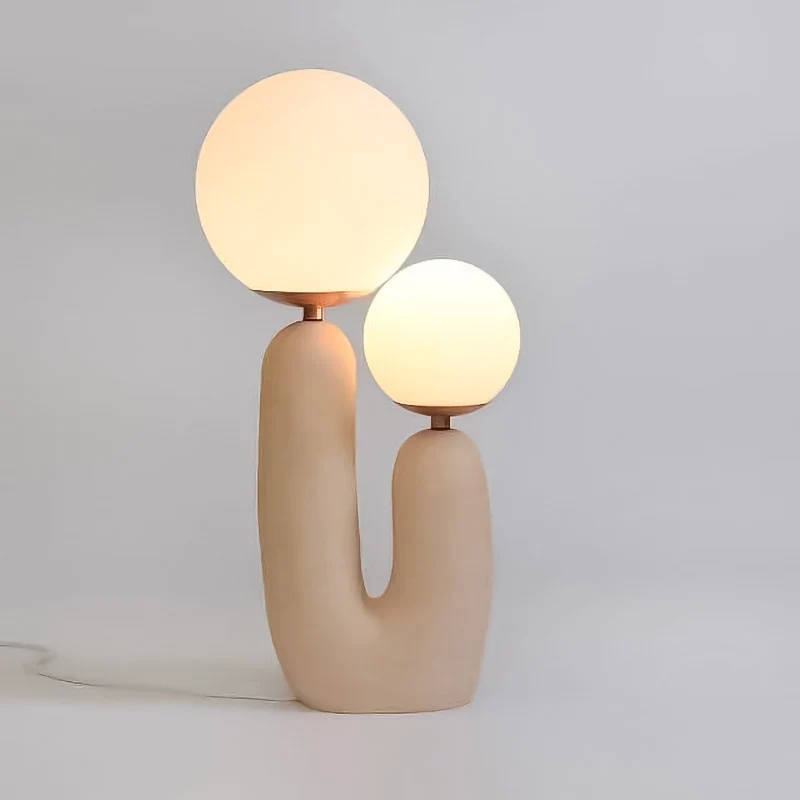 Künstlerische Tischlampe mit dualem Globusdesign