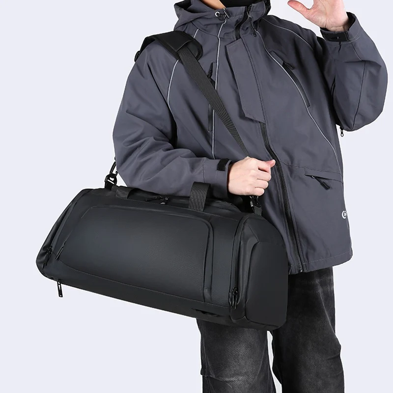 Sportliche Reisetasche mit wasserabweisendem Design und geräumigem Innenraum Skanto