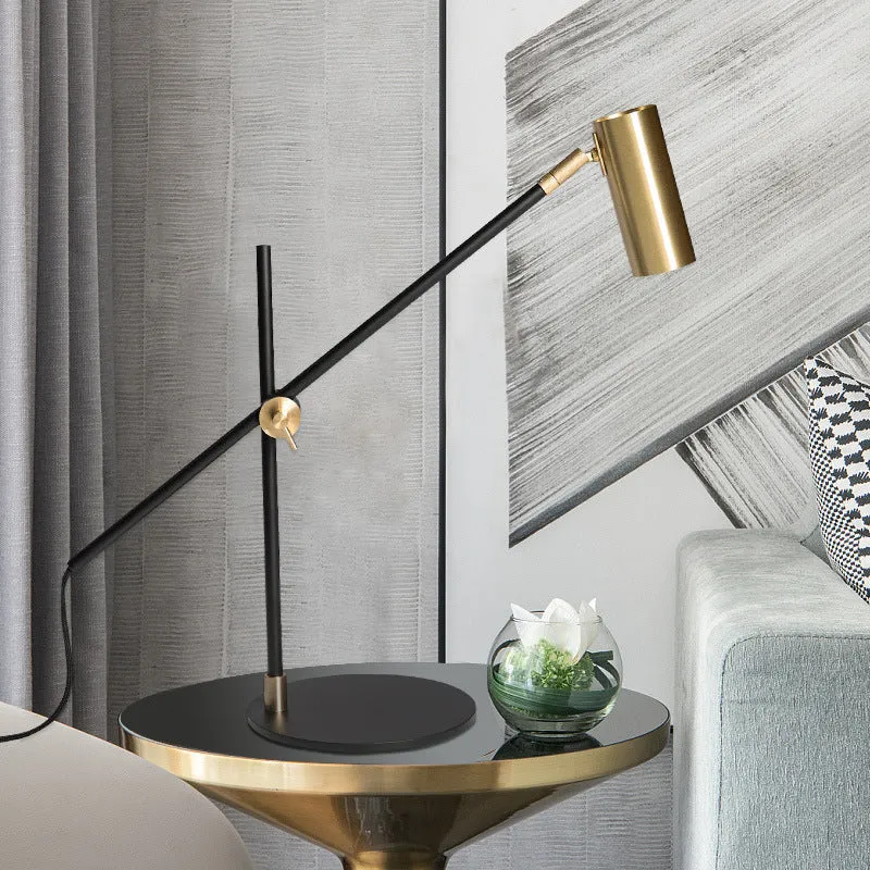 Verstellbare Schreibtischlampe mit goldenen Akzenten