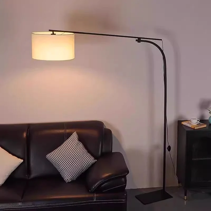 Verstellbare Bogenfußlampe mit elegantem Schirm