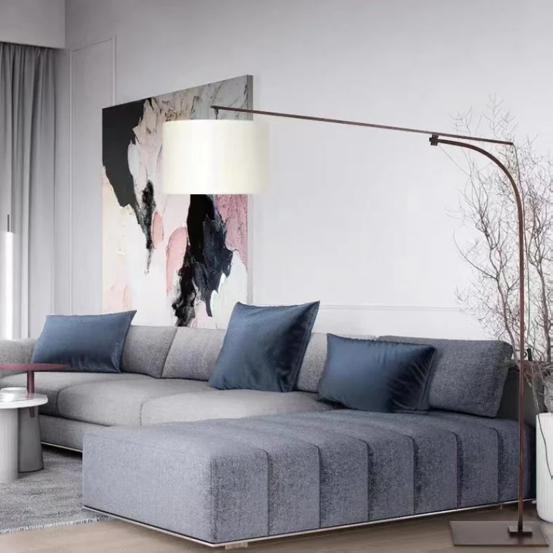 Verstellbare Bogenfußlampe mit elegantem Schirm