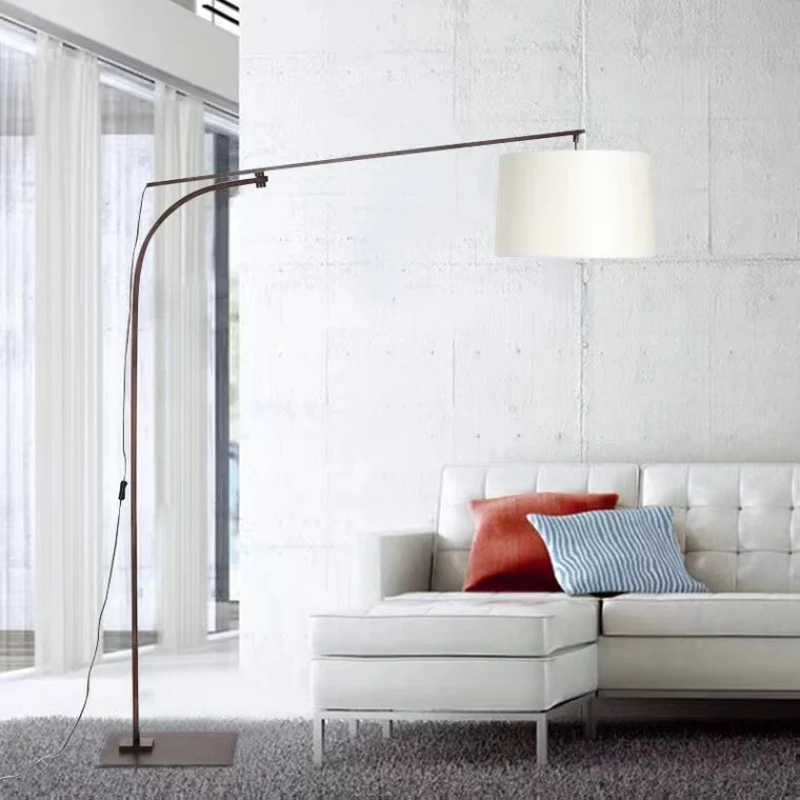 Verstellbare Bogenfußlampe mit elegantem Schirm