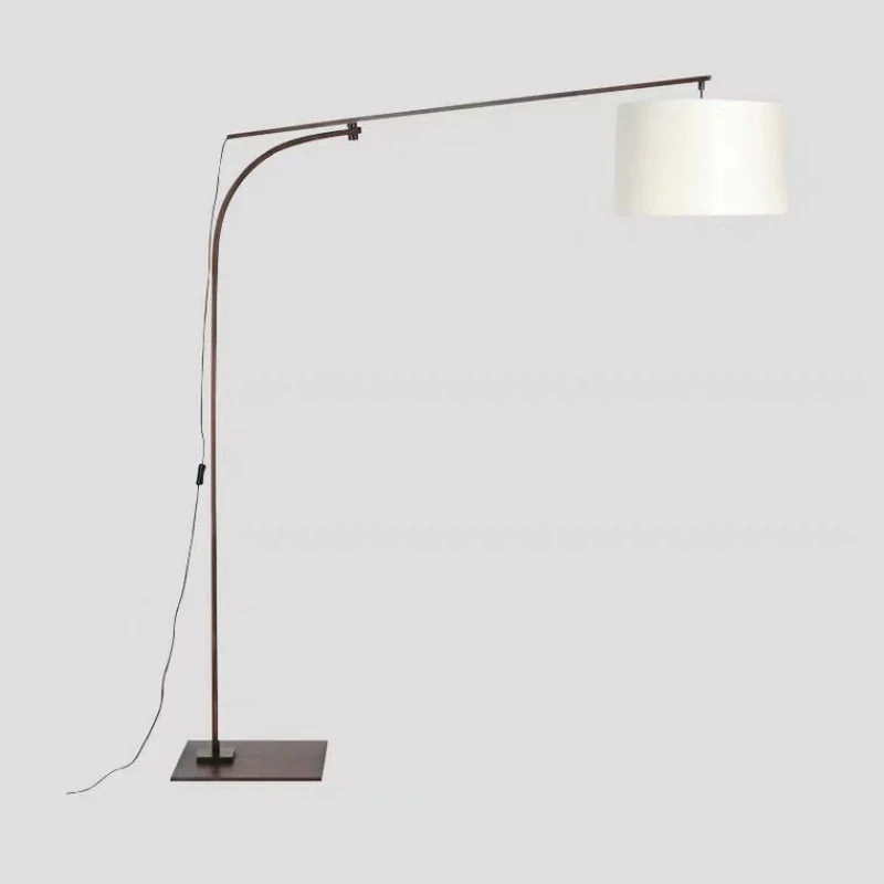 Verstellbare Bogenfußlampe mit elegantem Schirm