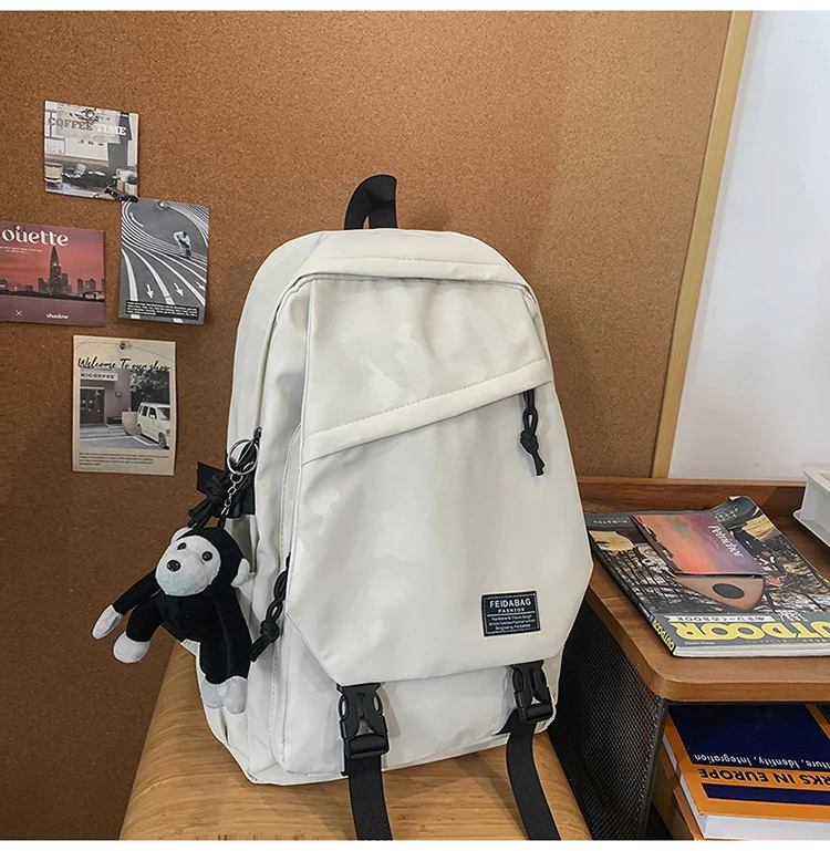 Funktionaler urbaner Schulrucksack im Camouflage-Look