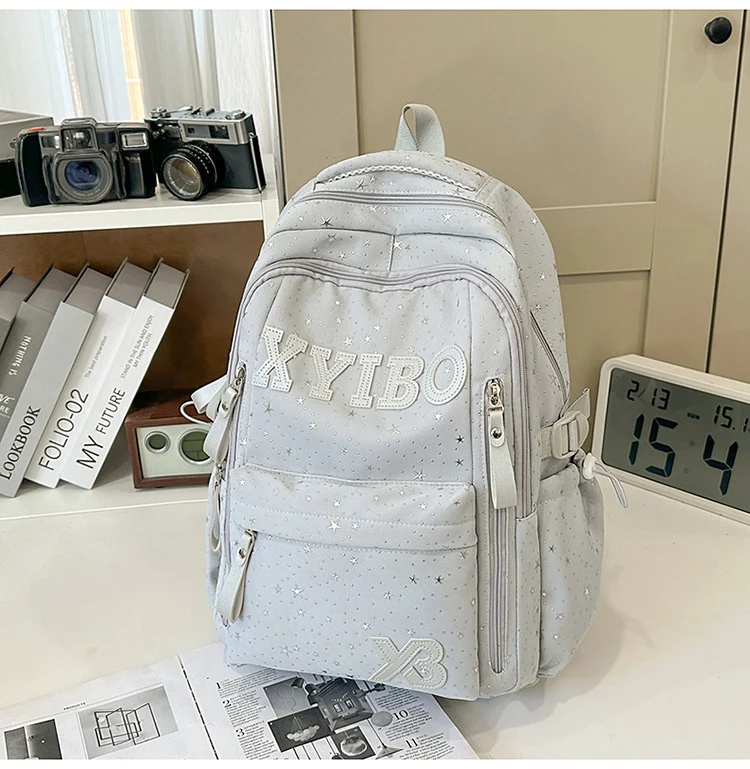 Schulrucksack mit Sternenverzierung und vielen Fächern