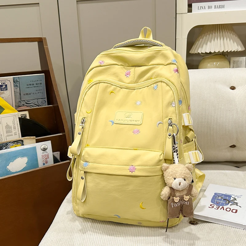 Schulrucksack mit Grafik-Verzierung und vielen Fächern