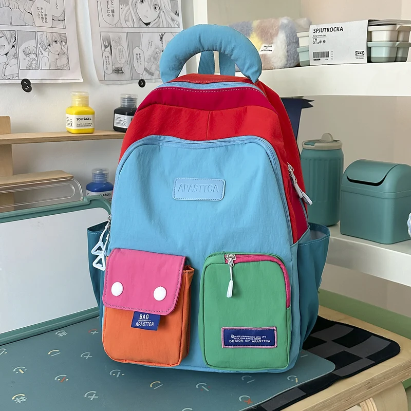 Lustiger und funktionaler Rucksack mit mehreren Taschen