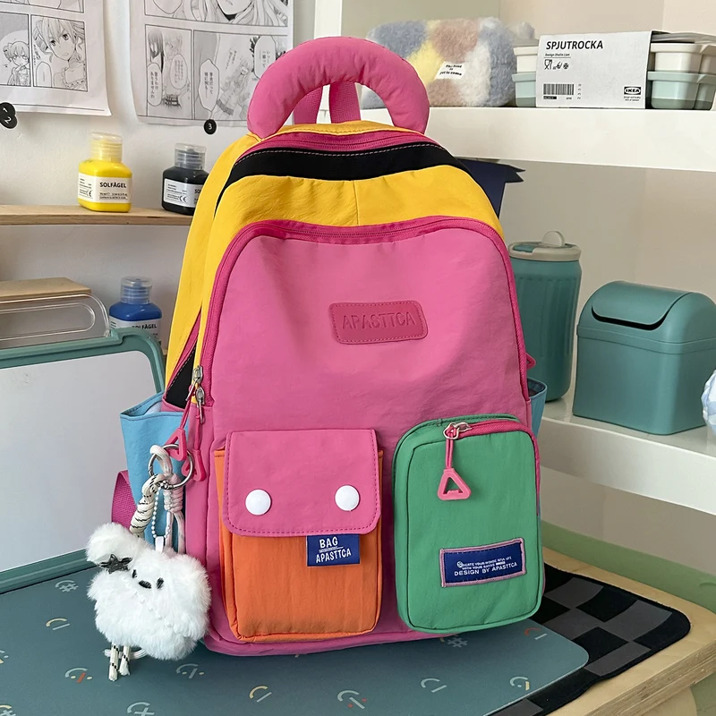 Lustiger und funktionaler Rucksack mit mehreren Taschen