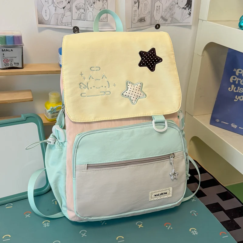 Lustiger und kreativer Schulrucksack im Charakter-Design