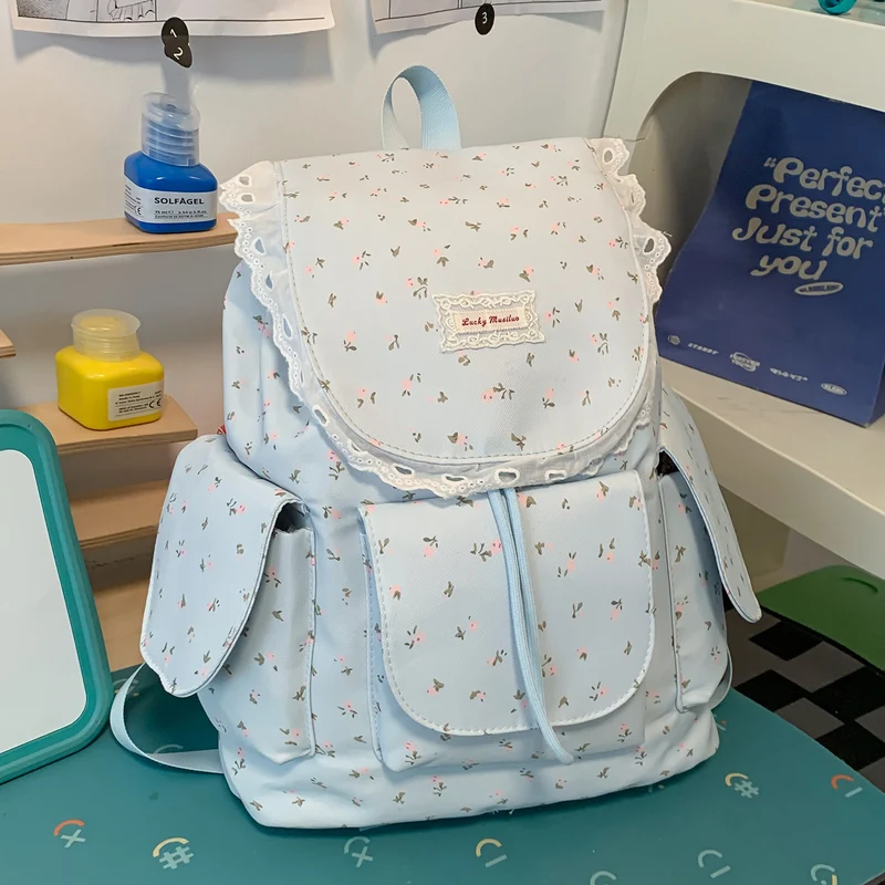Schulrucksack mit Blumenmuster und Rüschen