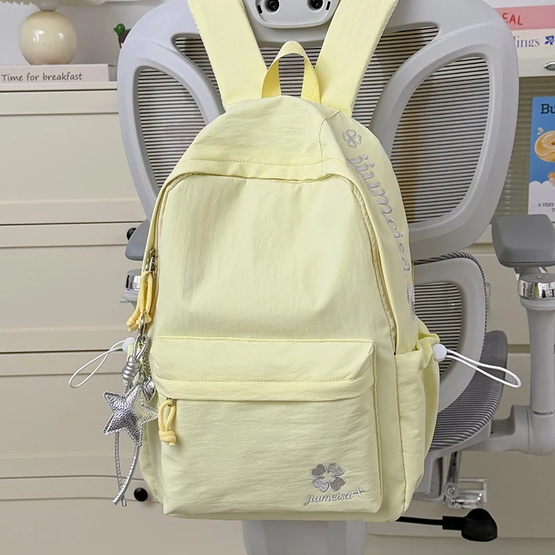 Leichter Schulrucksack mit mehreren Fächern