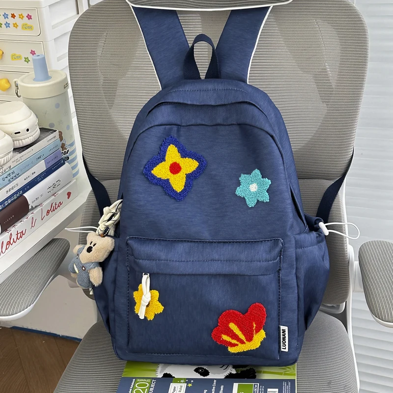 Bestickter Schulrucksack mit Blumenmuster