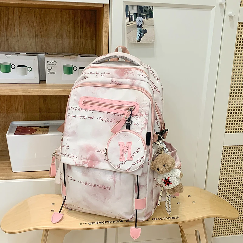 Moderner Schulrucksack mit mehreren Fächern