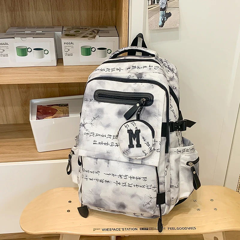 Moderner Schulrucksack mit mehreren Fächern