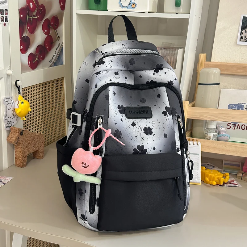 Lustiger Schulrucksack mit Blumenmuster