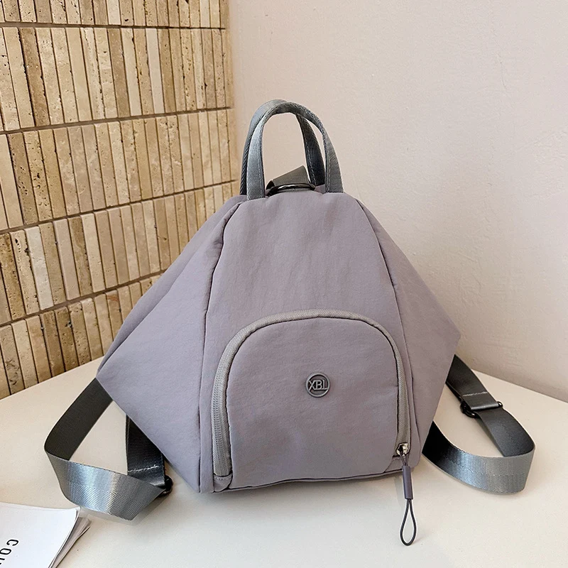Moderner dreieckiger Alltags-Schulrucksack