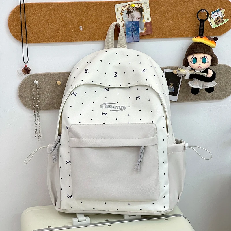 Moderner Schulrucksack mit mehreren Fächern