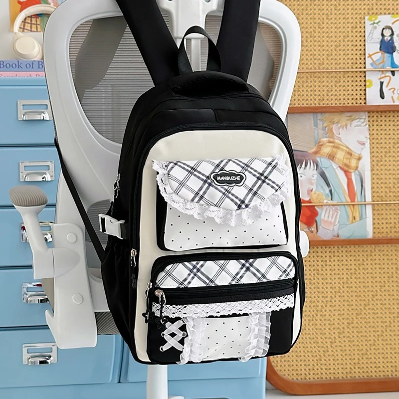 Modischer Schulrucksack mit Rüschenklappe