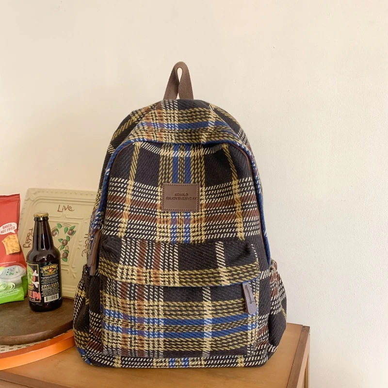 Funktionaler karierter Schulrucksack
