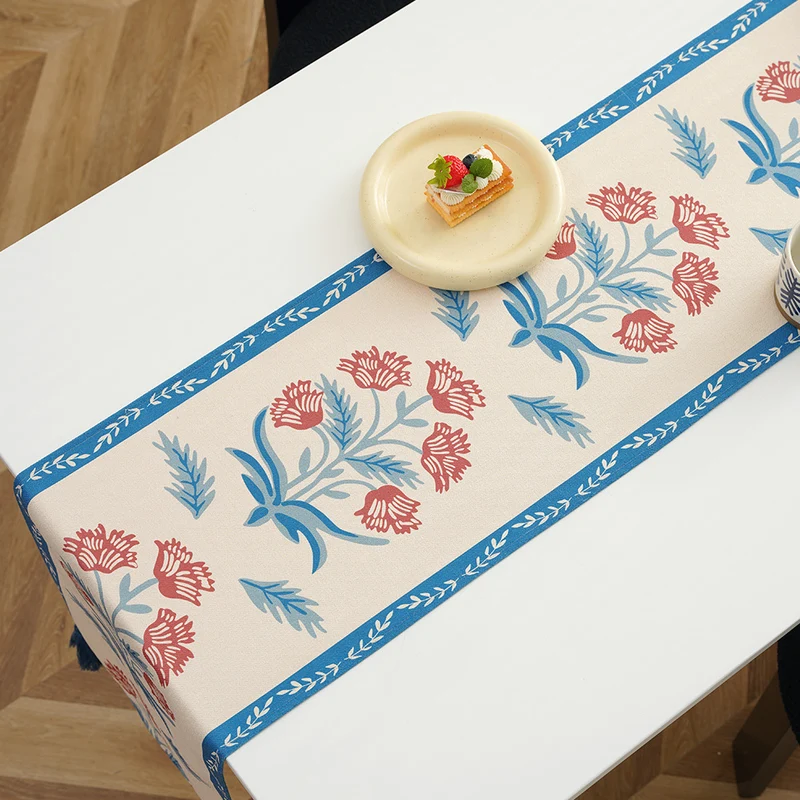 Tischläufer aus Leinenmischung mit floralen Blockdruck-Motiven und Quasten