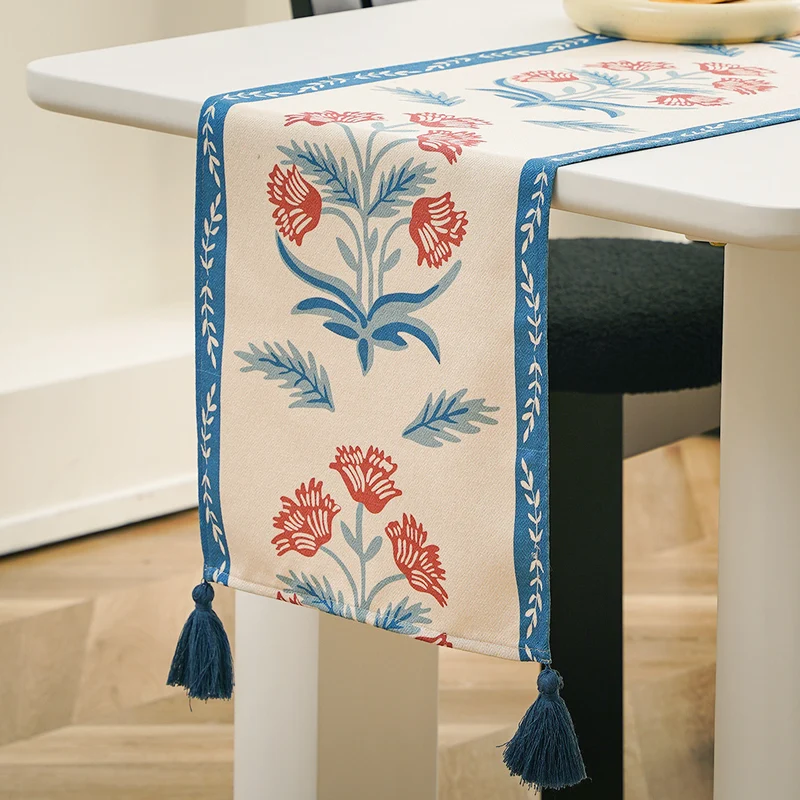 Tischläufer aus Leinenmischung mit floralen Blockdruck-Motiven und Quasten