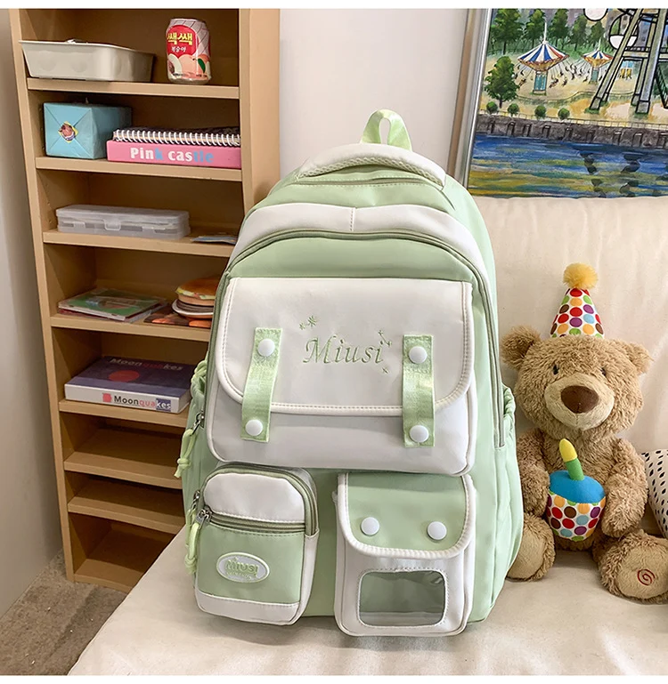 Dekorativer, gesteppter Schulrucksack mit Verzierungen