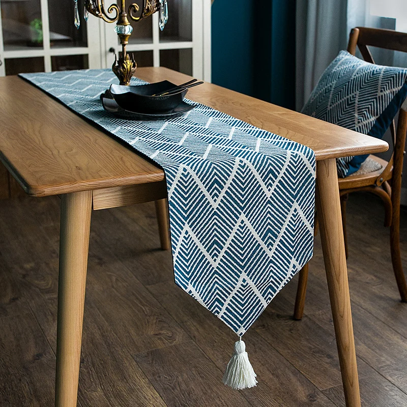 Moderner gewebter Tischläufer aus Baumwollmischung mit Chevron‑Jacquard und Quasten
