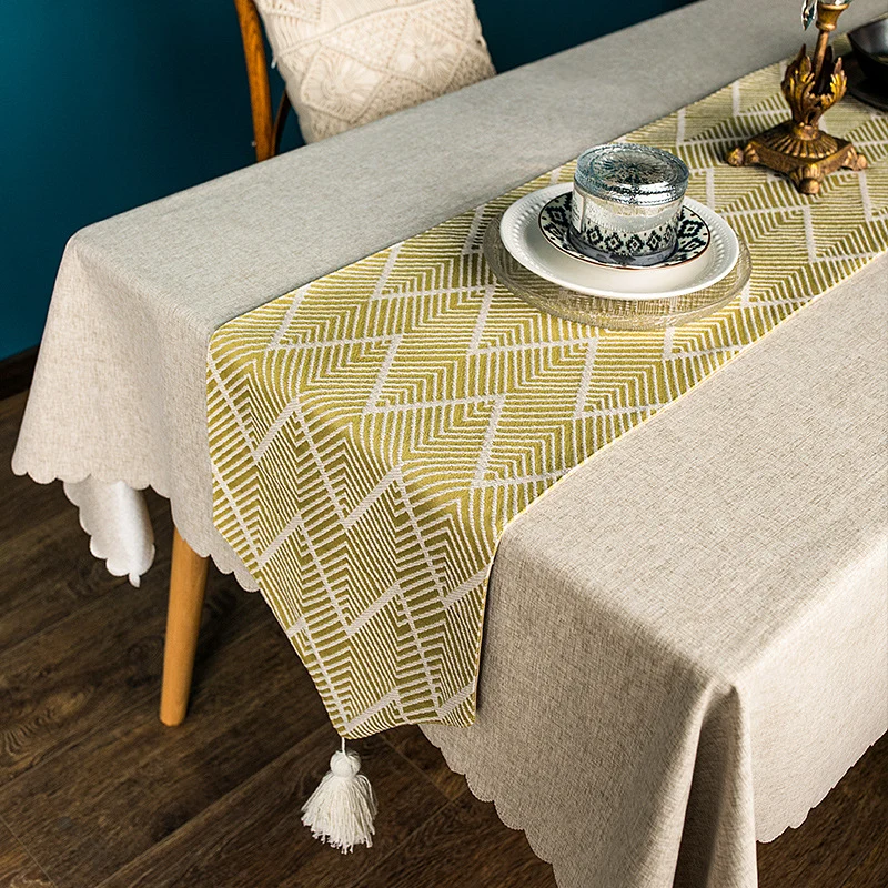 Moderner gewebter Tischläufer aus Baumwollmischung mit Chevron‑Jacquard und Quasten