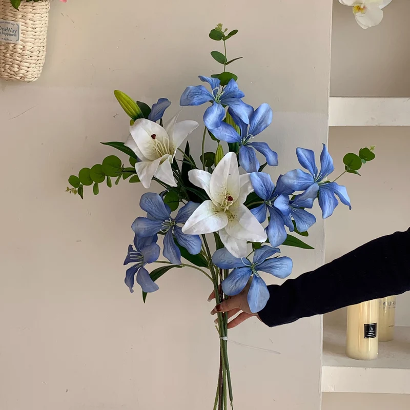 Lebensechte Blumenarrangement mit Eukalyptus