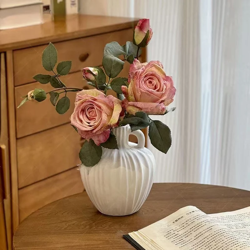 Lebensechte Blumenarrangement