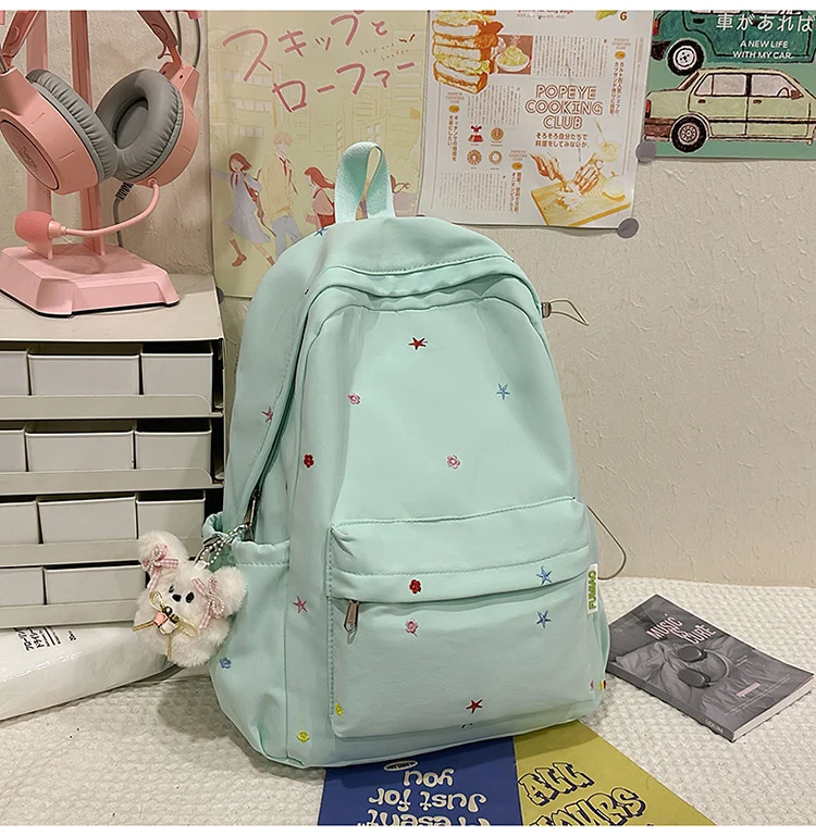 Bestickter Schulrucksack mit Muster