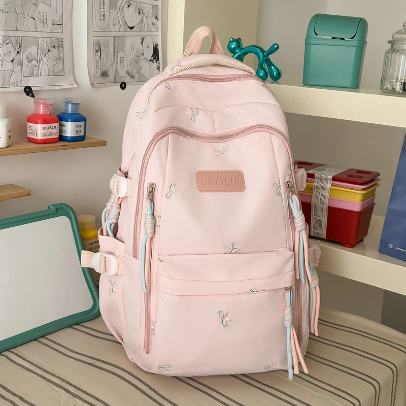Bestickter Schulrucksack mit vielen Taschen