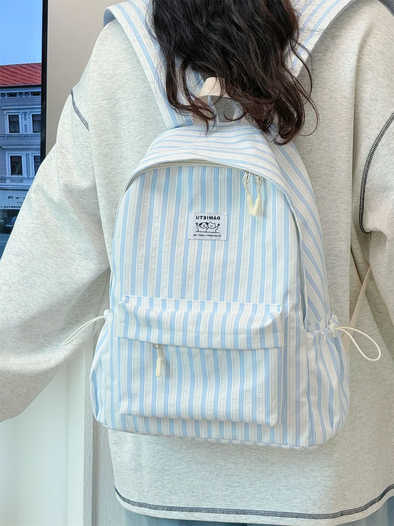 Niedlicher kleiner gestreifter Schulrucksack