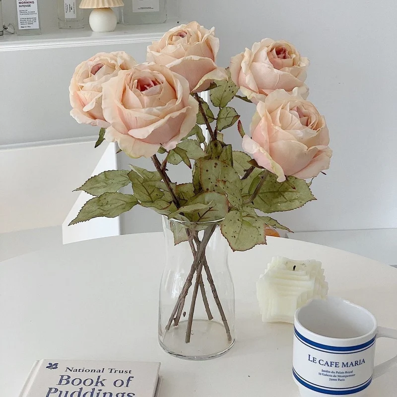 Lebensechtes dekoratives Rosenarrangement