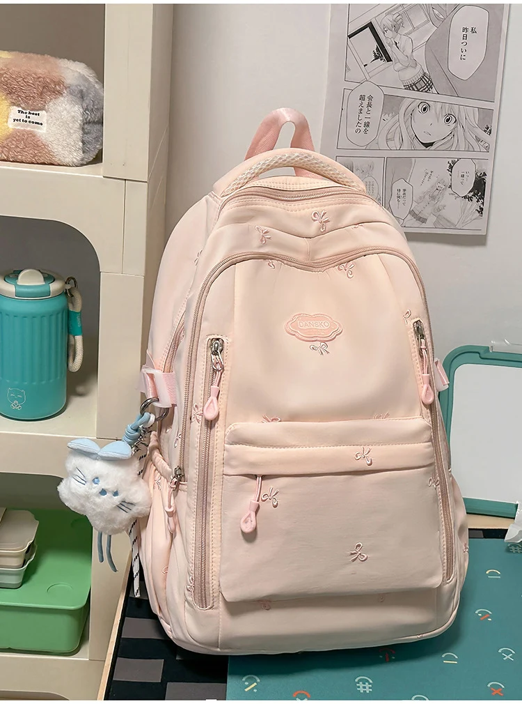 Bestickter Schulrucksack mit mehreren Fächern