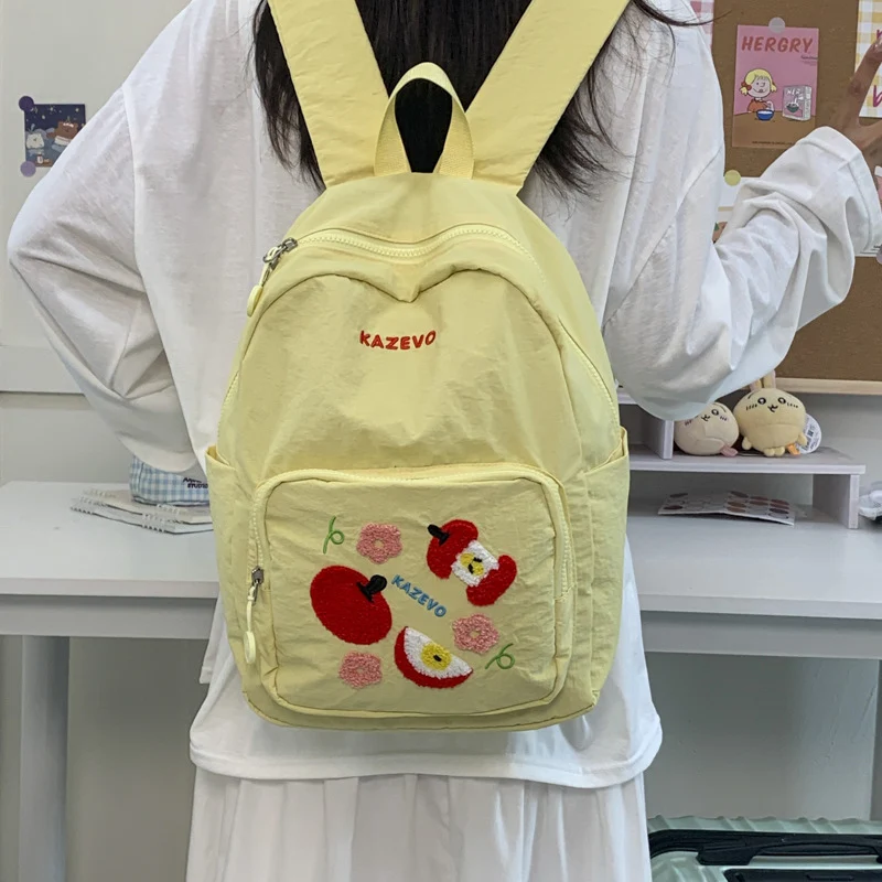 Bestickter Schulrucksack mit Fruchtmotiv
