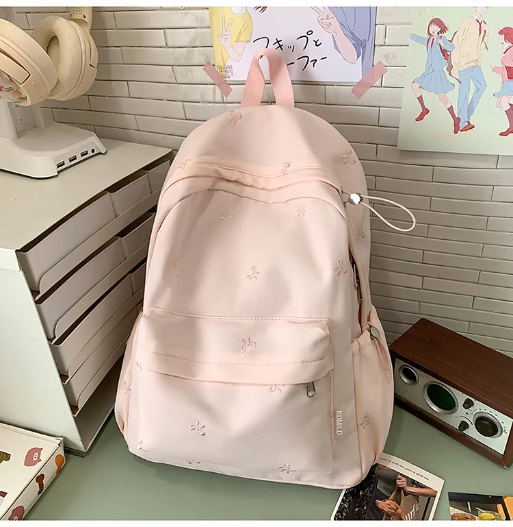 Bestickter Schulrucksack mit Blumenmuster