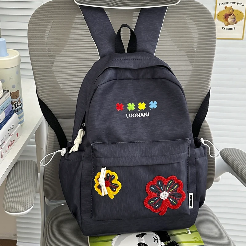 Schulrucksack mit besticktem Blumenmotiv