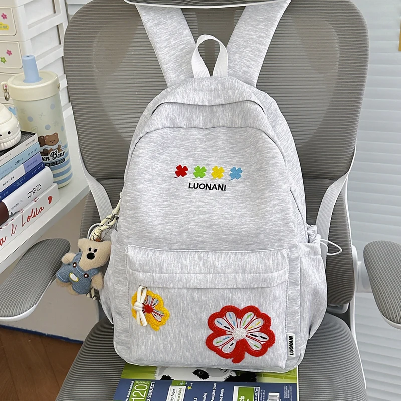 Schulrucksack mit besticktem Blumenmotiv