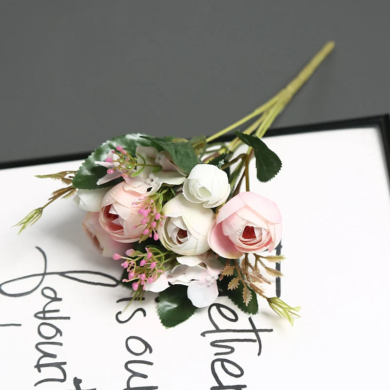 Realistischer Künstlicher Rosenstrauß