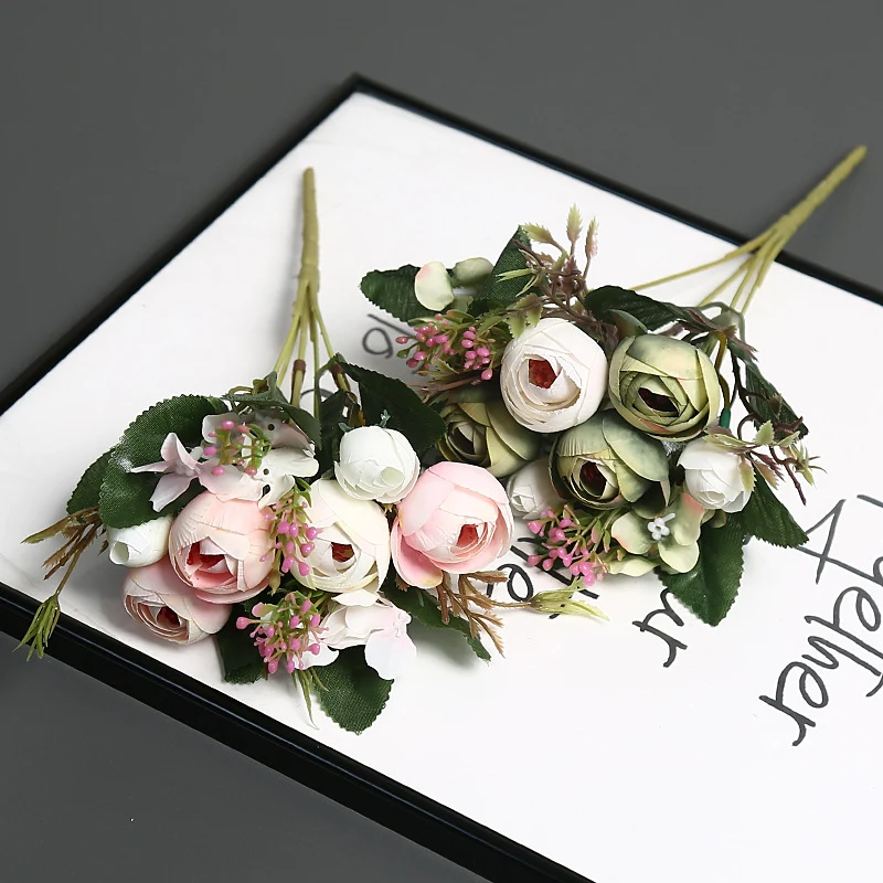 Realistischer Künstlicher Rosenstrauß