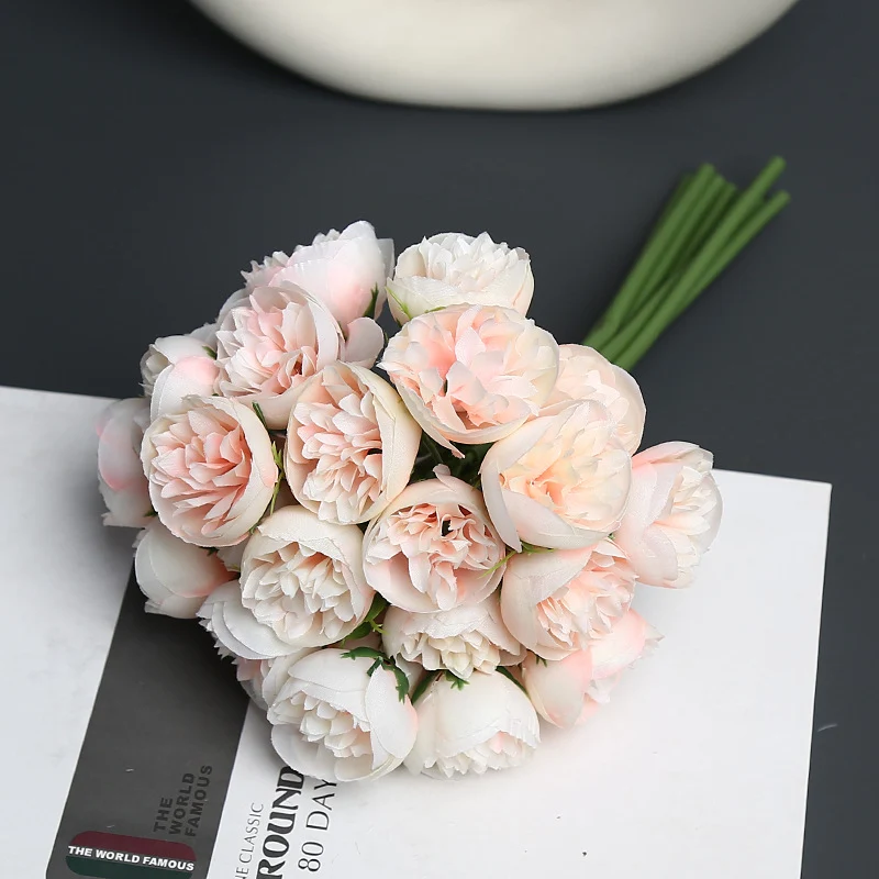 Realistischer Kunstblumenstrauß