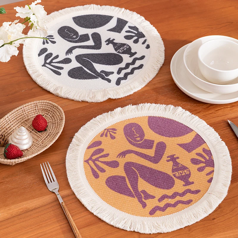 Rundgewebter Flachflor-Teppich mit Fransen und figürlichem Jacquardmuster