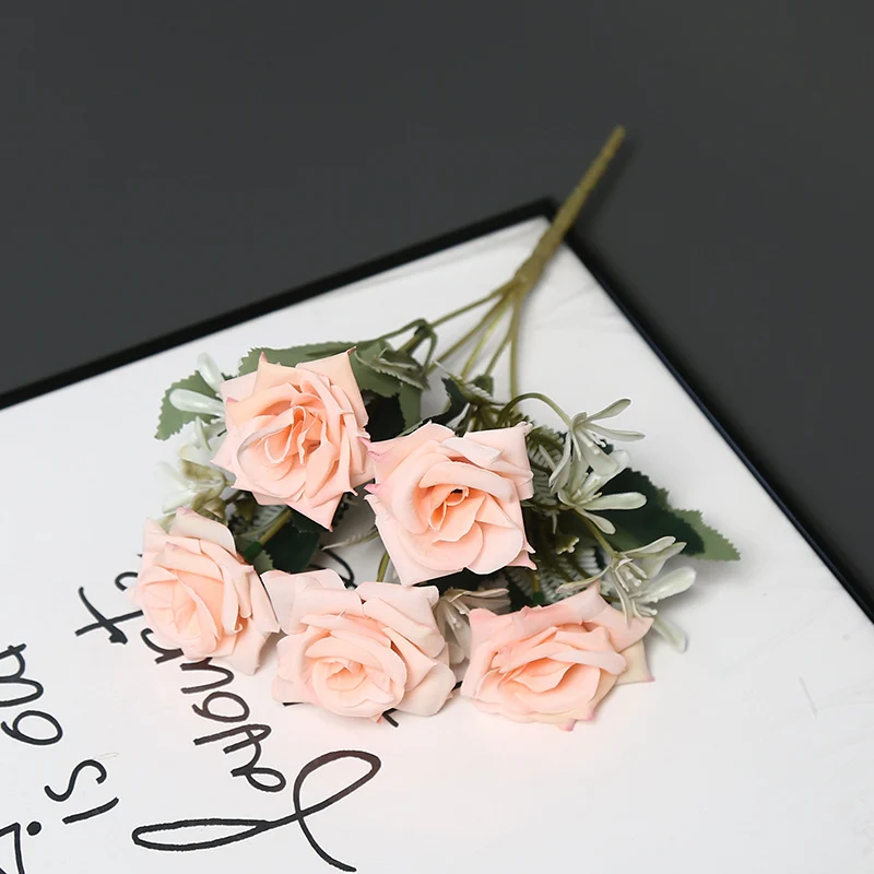 Realistischer künstlicher Rosenstrauß