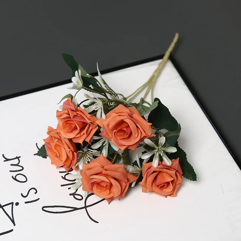 Realistischer künstlicher Rosenstrauß