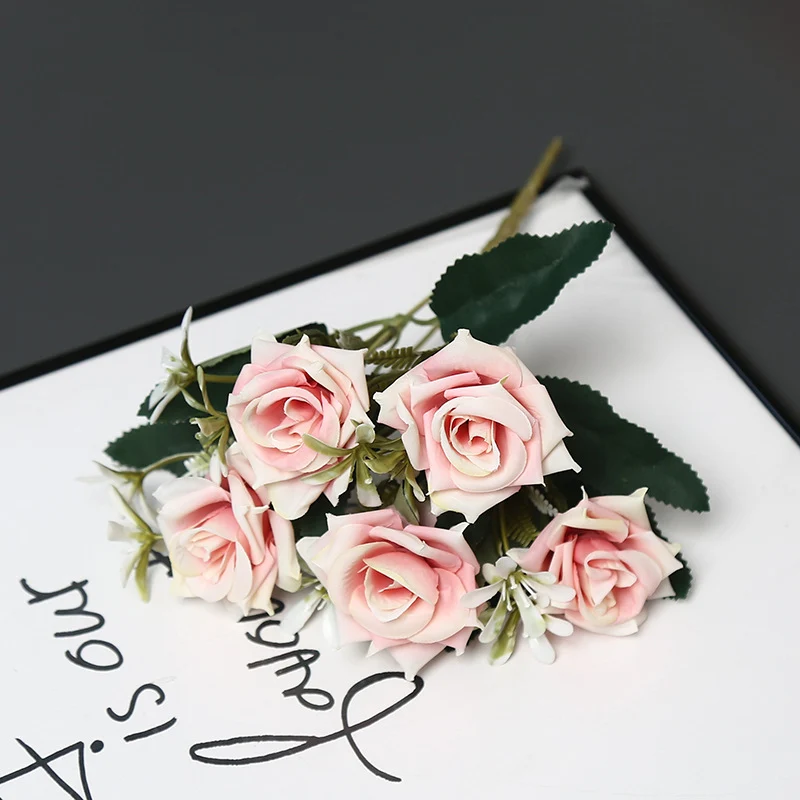 Realistischer künstlicher Rosenstrauß