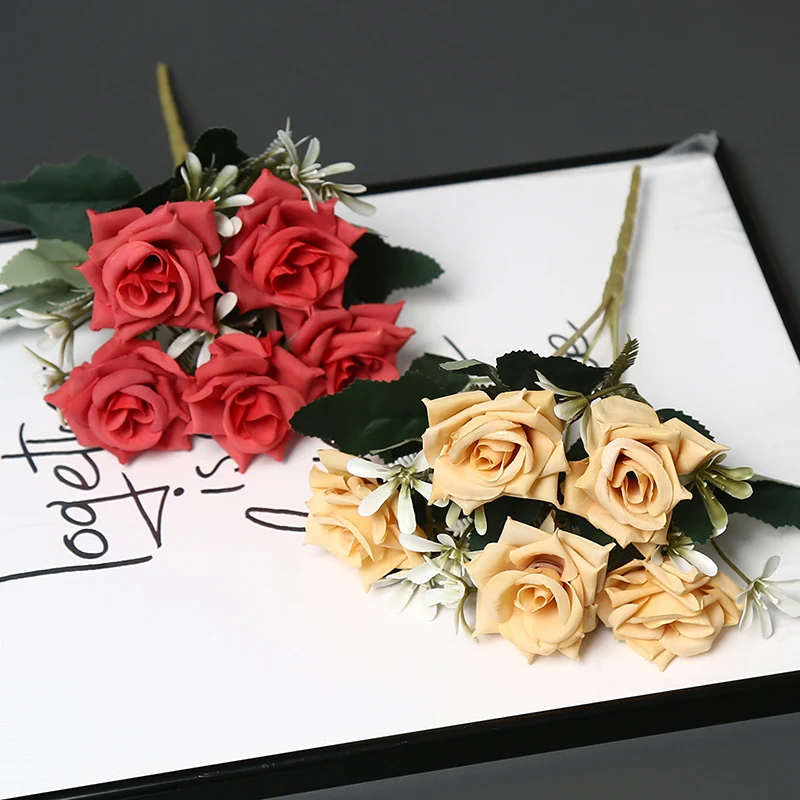Realistischer künstlicher Rosenstrauß