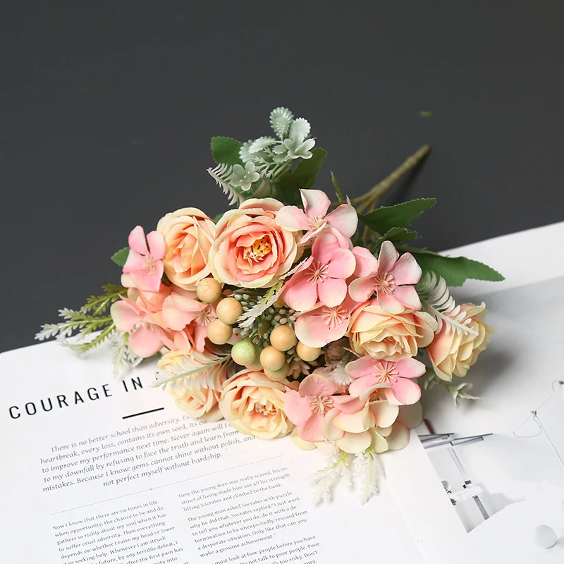 Lebensechte Blumenarrangement