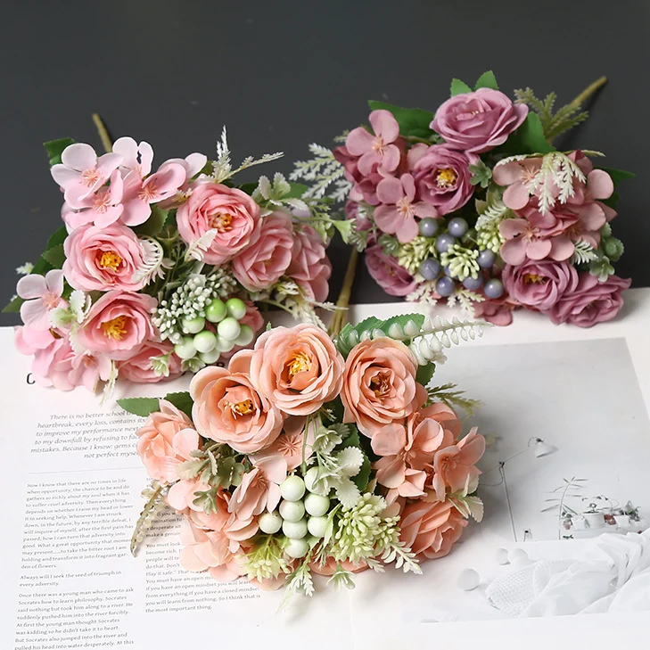 Lebensechte Blumenarrangement